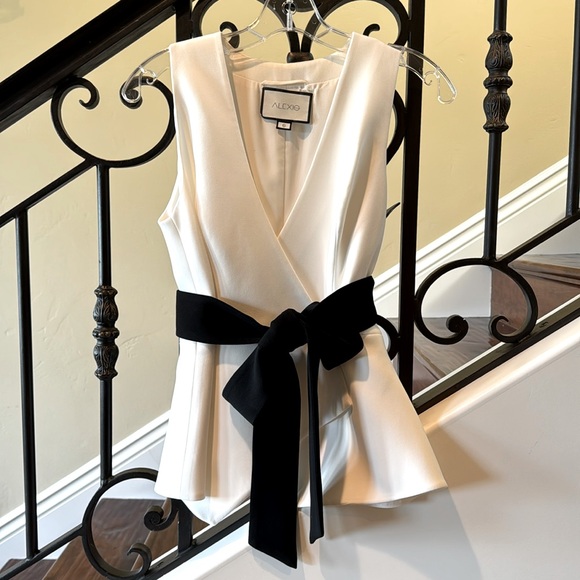 Alexis Sleeveless Cream Top with Black Sash Belt Size S - Picture 2 of 16